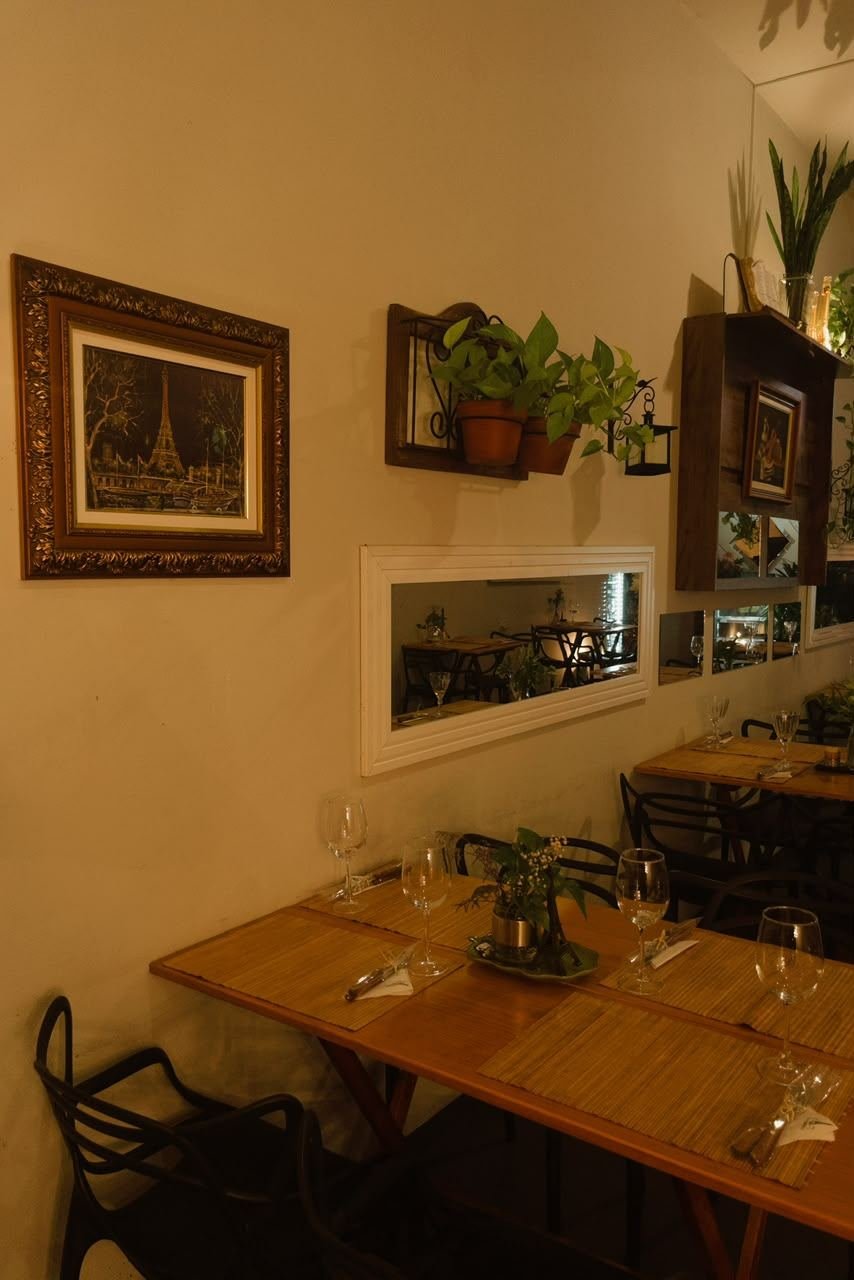 Quadro de Paris à noite e mesa posta ao fundo