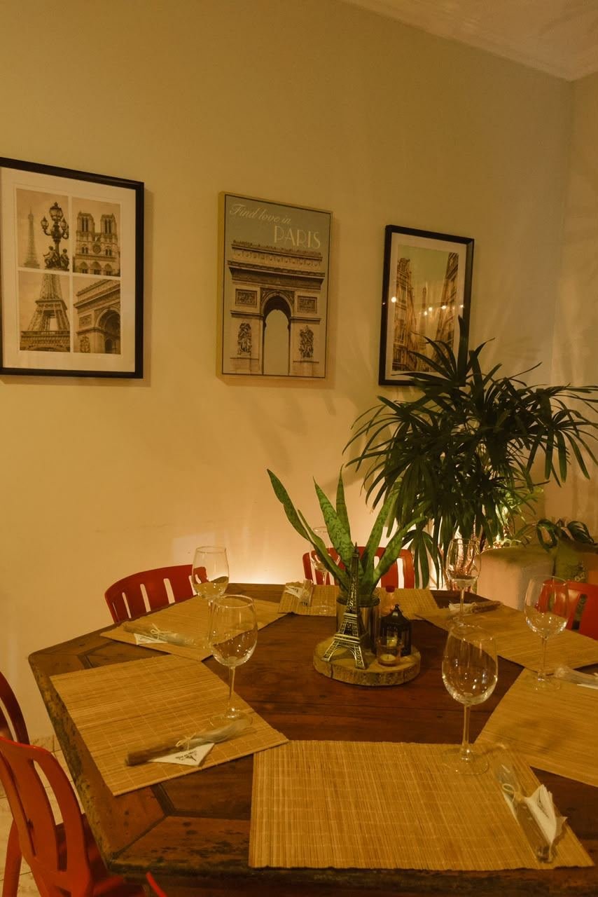 Mesa posta com quadros de Paris ao fundo
