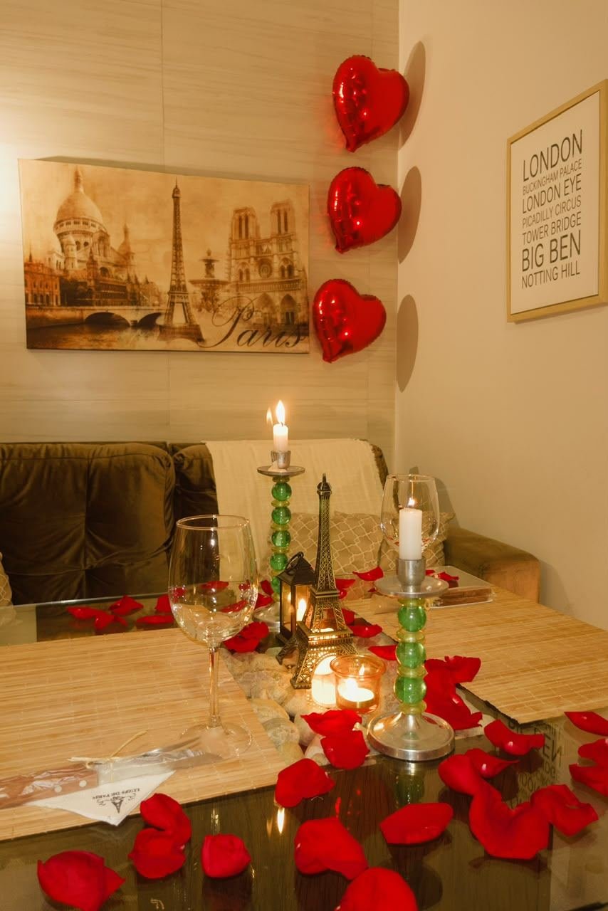 Mesa romântica decorada com balões de coração e velas