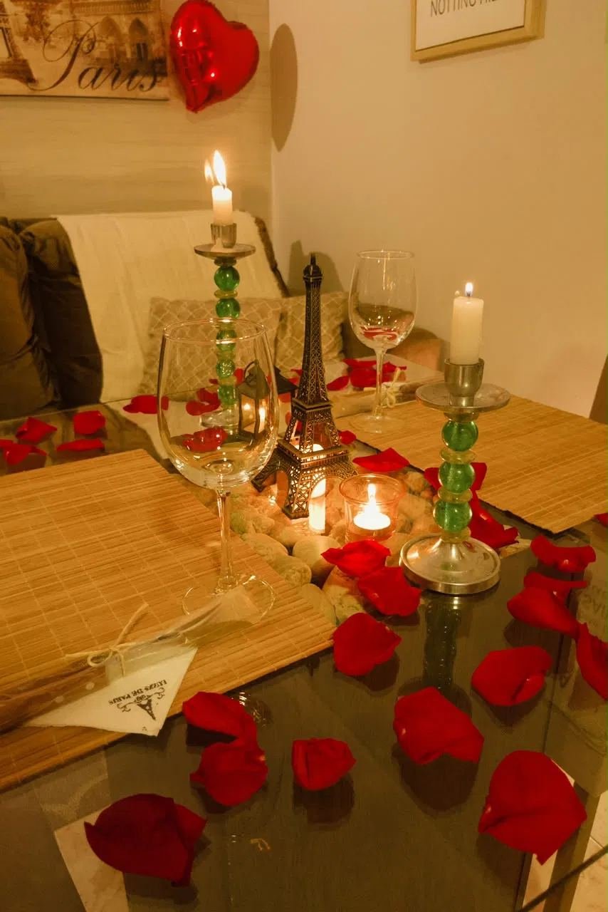 Mesa romântica do Luzes de Paris com velas, pétalas de rosa e réplica da Torre Eiffel