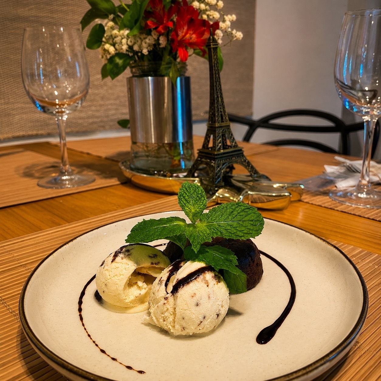 Petit gâteau com sorvete de creme, calda de chocolate e hortelã