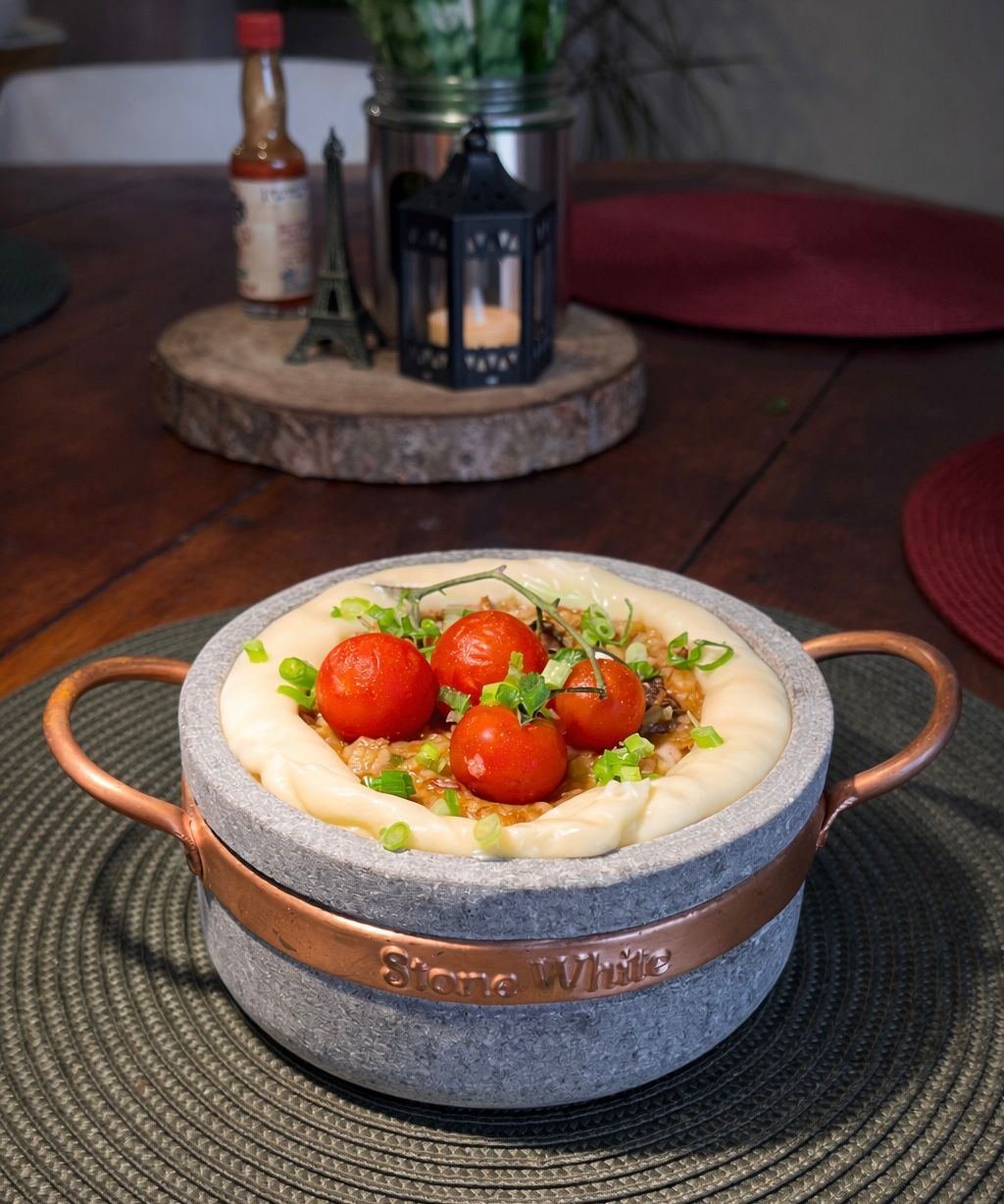 Panelinha estilo risoto de carne seca com musseline de banana da terra